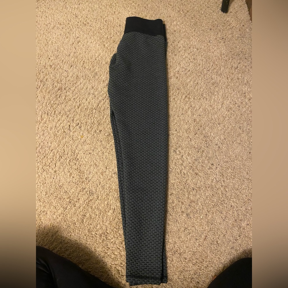 Grey butt scrunch leggings , still like new